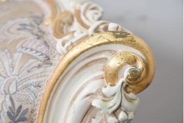 中古　イタリア高級家具　ロココ調　SILIK(シリック)　花柄の張地と華麗な彫刻が映える3人掛けソファ　(R-091268)