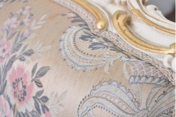 中古　イタリア高級家具　ロココ調　SILIK(シリック)　花柄の張地と華麗な彫刻が映える3人掛けソファ　(R-091268)