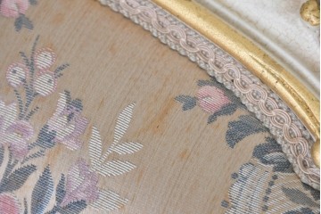 中古　イタリア高級家具　ロココ調　SILIK(シリック)　花柄の張地と華麗な彫刻が映える3人掛けソファ　(R-091268)