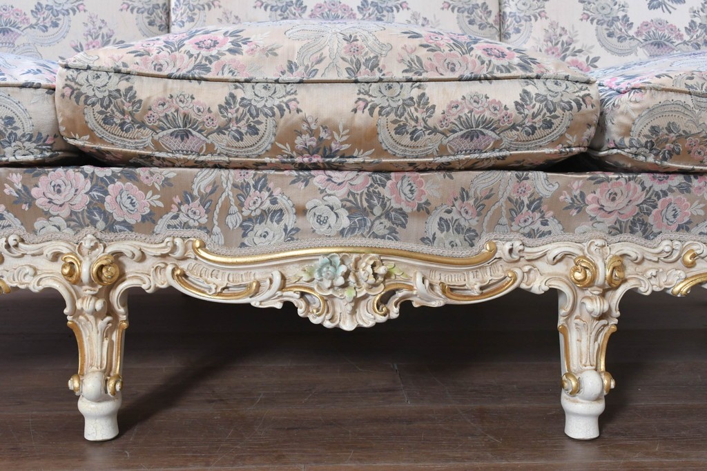 中古　イタリア高級家具　ロココ調　SILIK(シリック)　花柄の張地と華麗な彫刻が映える3人掛けソファ　(R-091268)