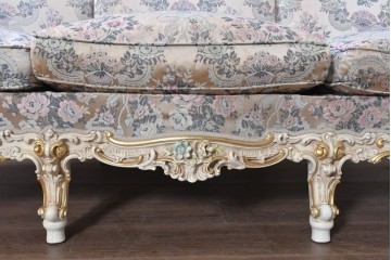 中古　イタリア高級家具　ロココ調　SILIK(シリック)　花柄の張地と華麗な彫刻が映える3人掛けソファ　(R-091268)