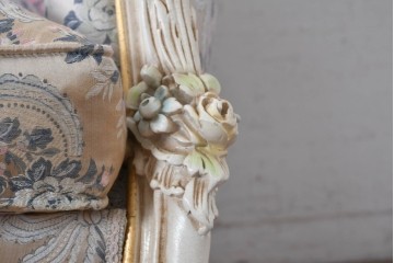 中古　イタリア高級家具　ロココ調　SILIK(シリック)　花柄の張地と華麗な彫刻が映える3人掛けソファ　(R-091268)