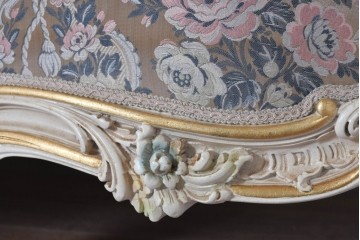 中古　イタリア高級家具　ロココ調　SILIK(シリック)　花柄の張地と華麗な彫刻が映える3人掛けソファ　(R-091268)