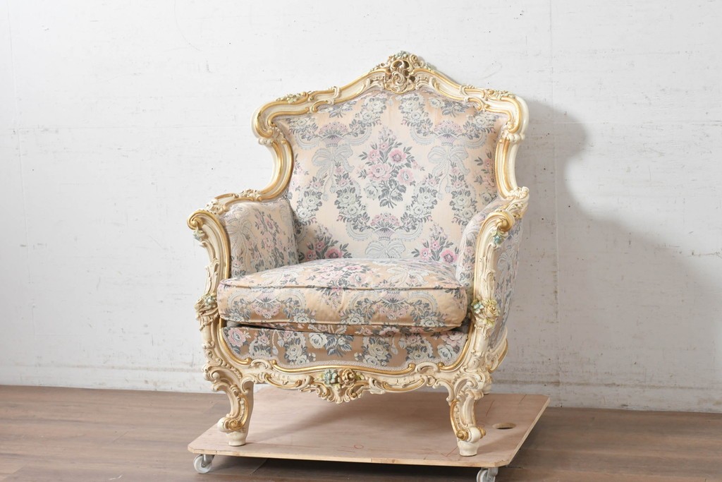 中古　イタリア高級家具　ロココ調　SILIK(シリック)　花柄の張地とゴールドカラーの彫刻装飾が華やかな1人掛けソファ　(R-091269)