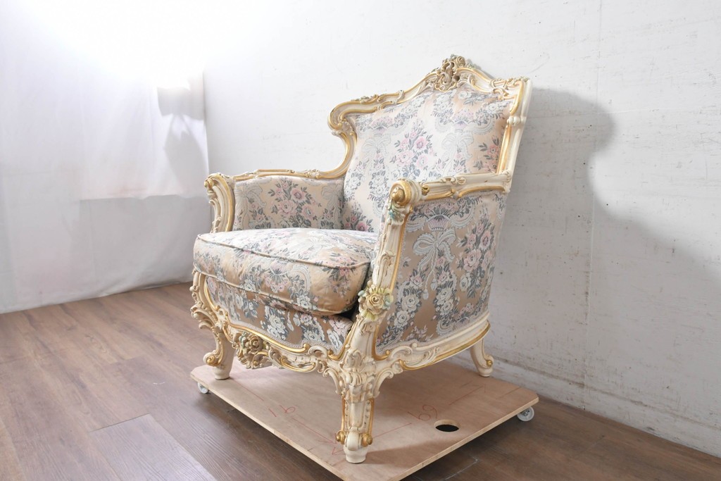 中古　イタリア高級家具　ロココ調　SILIK(シリック)　花柄の張地とゴールドカラーの彫刻装飾が華やかな1人掛けソファ　(R-091269)