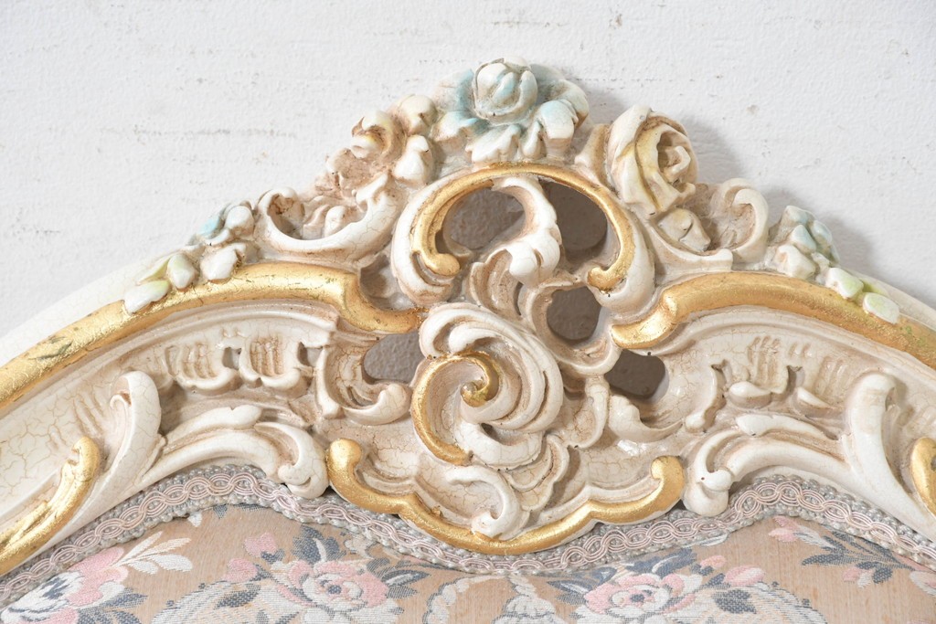 中古　イタリア高級家具　ロココ調　SILIK(シリック)　花柄の張地とゴールドカラーの彫刻装飾が華やかな1人掛けソファ　(R-091269)