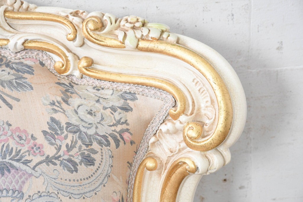 中古　イタリア高級家具　ロココ調　SILIK(シリック)　花柄の張地とゴールドカラーの彫刻装飾が華やかな1人掛けソファ　(R-091269)