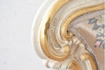 中古　イタリア高級家具　ロココ調　SILIK(シリック)　花柄の張地とゴールドカラーの彫刻装飾が華やかな1人掛けソファ　(R-091269)