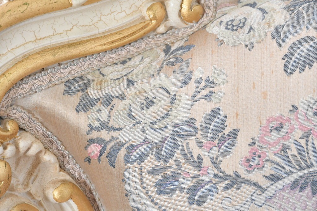 中古　イタリア高級家具　ロココ調　SILIK(シリック)　花柄の張地とゴールドカラーの彫刻装飾が華やかな1人掛けソファ　(R-091269)