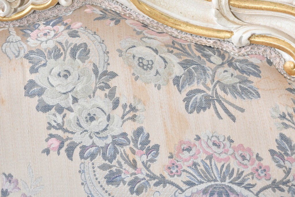 中古　イタリア高級家具　ロココ調　SILIK(シリック)　花柄の張地とゴールドカラーの彫刻装飾が華やかな1人掛けソファ　(R-091269)