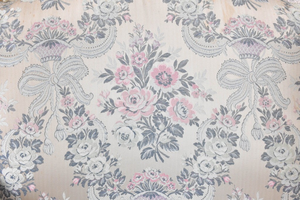中古　イタリア高級家具　ロココ調　SILIK(シリック)　花柄の張地とゴールドカラーの彫刻装飾が華やかな1人掛けソファ　(R-091269)