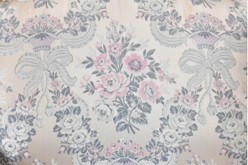 中古　イタリア高級家具　ロココ調　SILIK(シリック)　花柄の張地とゴールドカラーの彫刻装飾が華やかな1人掛けソファ　(R-091269)