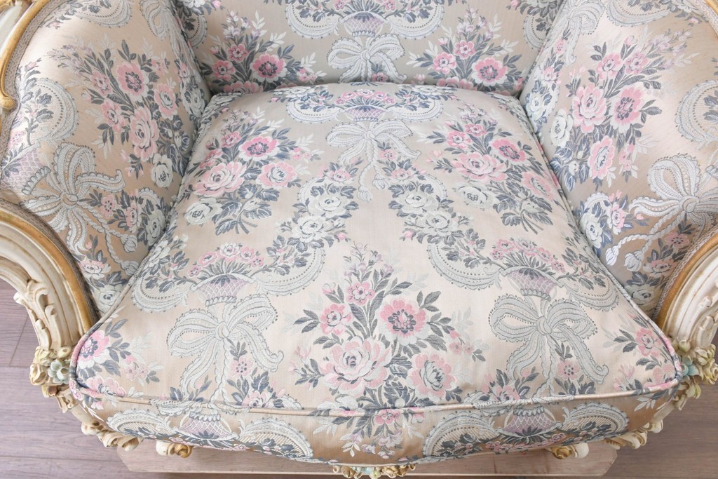 中古　イタリア高級家具　ロココ調　SILIK(シリック)　花柄の張地とゴールドカラーの彫刻装飾が華やかな1人掛けソファ　(R-091269)