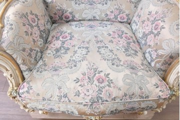 中古　イタリア高級家具　ロココ調　SILIK(シリック)　花柄の張地とゴールドカラーの彫刻装飾が華やかな1人掛けソファ　(R-091269)