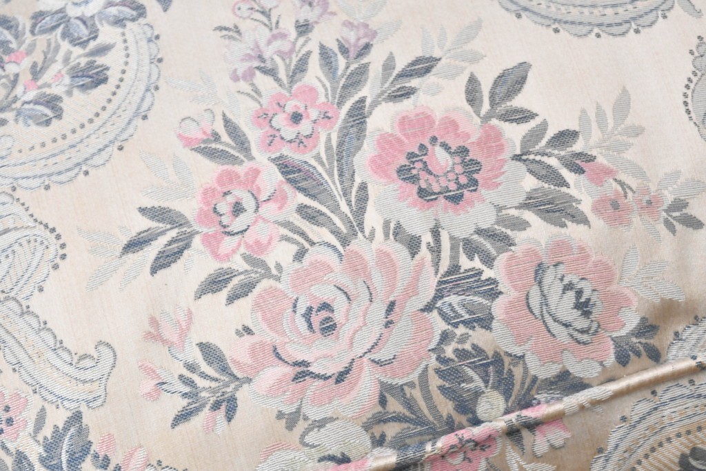 中古　イタリア高級家具　ロココ調　SILIK(シリック)　花柄の張地とゴールドカラーの彫刻装飾が華やかな1人掛けソファ　(R-091269)
