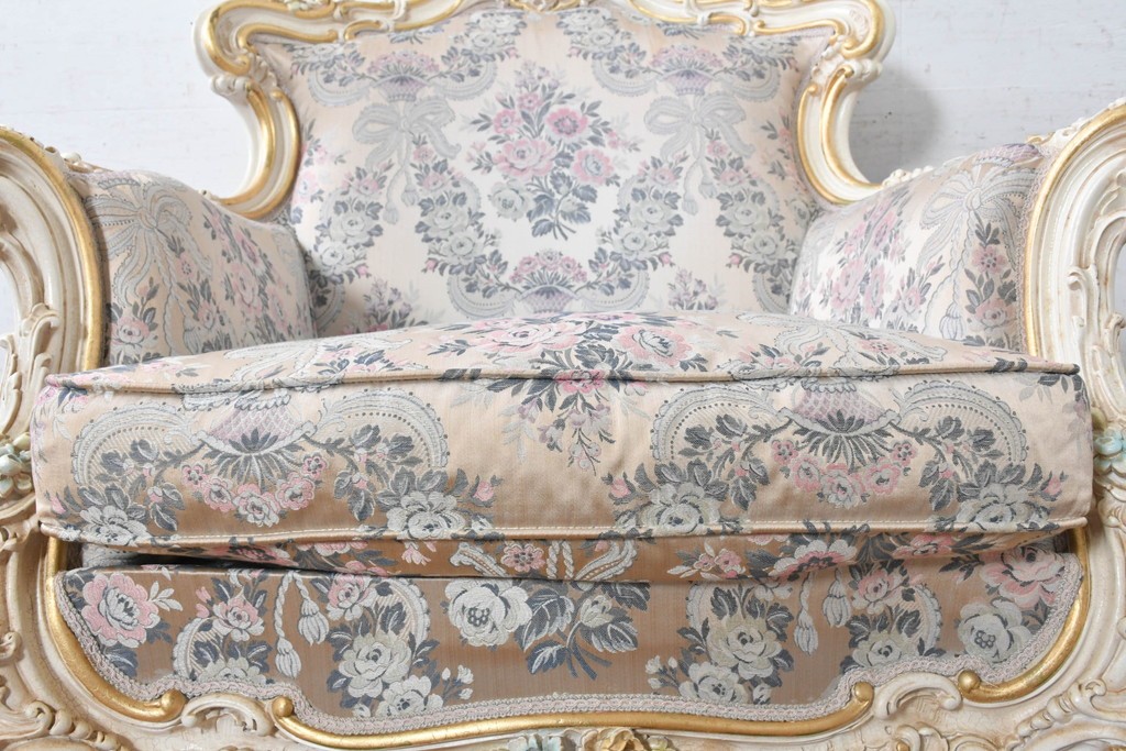 中古　イタリア高級家具　ロココ調　SILIK(シリック)　花柄の張地とゴールドカラーの彫刻装飾が華やかな1人掛けソファ　(R-091269)