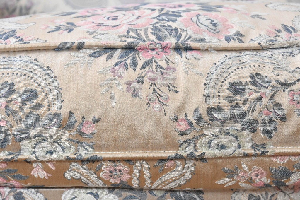 中古　イタリア高級家具　ロココ調　SILIK(シリック)　花柄の張地とゴールドカラーの彫刻装飾が華やかな1人掛けソファ　(R-091269)