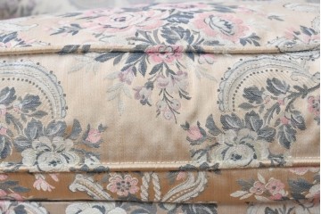 中古　イタリア高級家具　ロココ調　SILIK(シリック)　花柄の張地とゴールドカラーの彫刻装飾が華やかな1人掛けソファ　(R-091269)