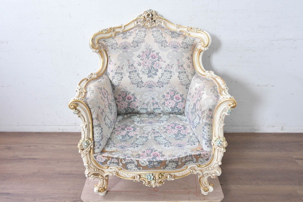 中古　イタリア高級家具　ロココ調　SILIK(シリック)　花柄の張地とゴールドカラーの彫刻装飾が華やかな1人掛けソファ　(R-091269)