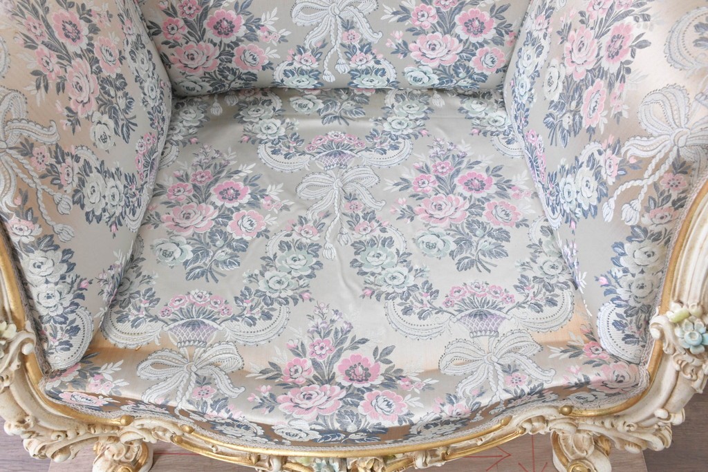 中古　イタリア高級家具　ロココ調　SILIK(シリック)　花柄の張地とゴールドカラーの彫刻装飾が華やかな1人掛けソファ　(R-091269)