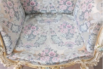 中古　イタリア高級家具　ロココ調　SILIK(シリック)　花柄の張地とゴールドカラーの彫刻装飾が華やかな1人掛けソファ　(R-091269)