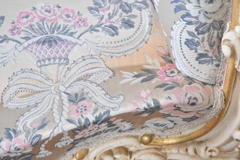 中古　イタリア高級家具　ロココ調　SILIK(シリック)　花柄の張地とゴールドカラーの彫刻装飾が華やかな1人掛けソファ　(R-091269)