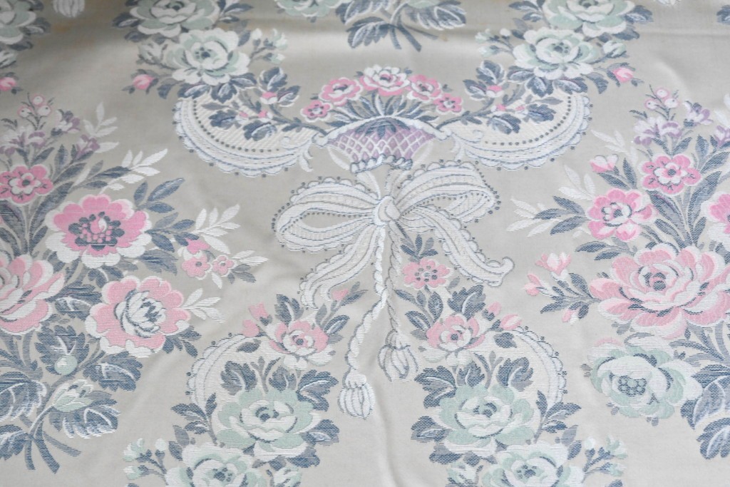 中古　イタリア高級家具　ロココ調　SILIK(シリック)　花柄の張地とゴールドカラーの彫刻装飾が華やかな1人掛けソファ　(R-091269)