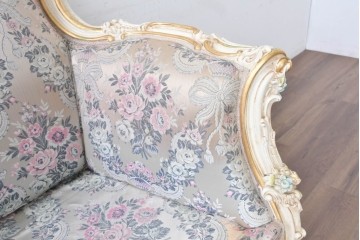 中古　イタリア高級家具　ロココ調　SILIK(シリック)　花柄の張地とゴールドカラーの彫刻装飾が華やかな1人掛けソファ　(R-091269)