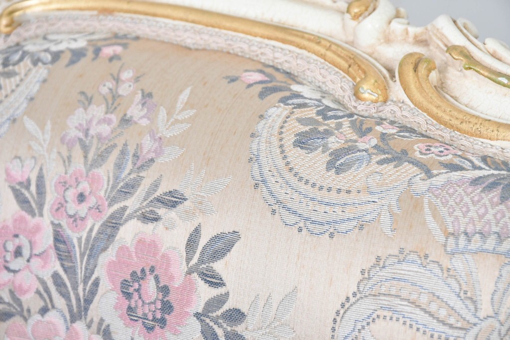 中古　イタリア高級家具　ロココ調　SILIK(シリック)　花柄の張地とゴールドカラーの彫刻装飾が華やかな1人掛けソファ　(R-091269)
