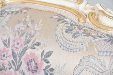 中古　イタリア高級家具　ロココ調　SILIK(シリック)　花柄の張地とゴールドカラーの彫刻装飾が華やかな1人掛けソファ　(R-091269)