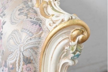 中古　イタリア高級家具　ロココ調　SILIK(シリック)　花柄の張地とゴールドカラーの彫刻装飾が華やかな1人掛けソファ　(R-091269)