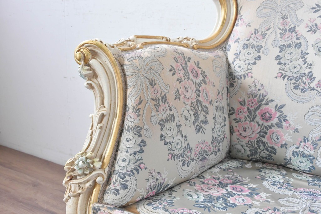 中古　イタリア高級家具　ロココ調　SILIK(シリック)　花柄の張地とゴールドカラーの彫刻装飾が華やかな1人掛けソファ　(R-091269)