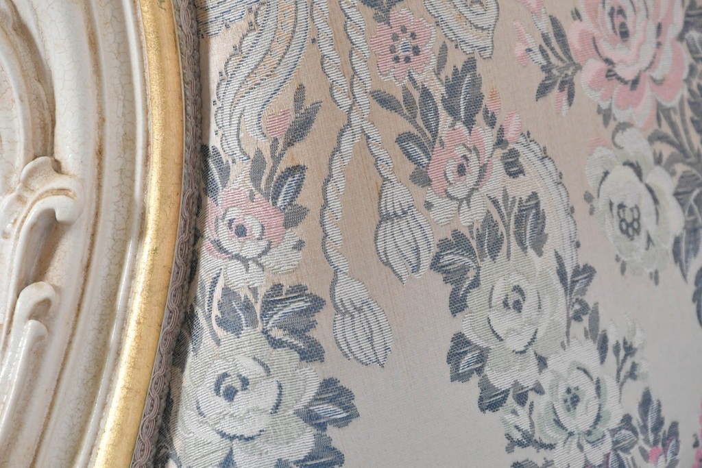 中古　イタリア高級家具　ロココ調　SILIK(シリック)　花柄の張地とゴールドカラーの彫刻装飾が華やかな1人掛けソファ　(R-091269)