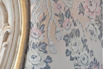 中古　イタリア高級家具　ロココ調　SILIK(シリック)　花柄の張地とゴールドカラーの彫刻装飾が華やかな1人掛けソファ　(R-091269)