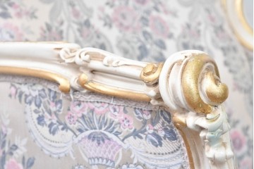 中古　イタリア高級家具　ロココ調　SILIK(シリック)　花柄の張地とゴールドカラーの彫刻装飾が華やかな1人掛けソファ　(R-091269)