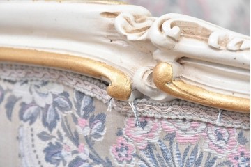中古　イタリア高級家具　ロココ調　SILIK(シリック)　花柄の張地とゴールドカラーの彫刻装飾が華やかな1人掛けソファ　(R-091269)