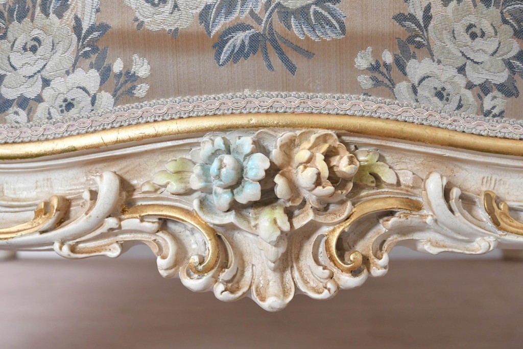 中古　イタリア高級家具　ロココ調　SILIK(シリック)　花柄の張地とゴールドカラーの彫刻装飾が華やかな1人掛けソファ　(R-091269)