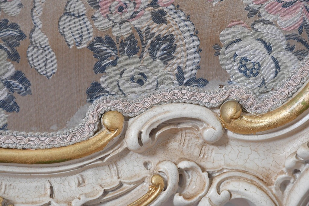 中古　イタリア高級家具　ロココ調　SILIK(シリック)　花柄の張地とゴールドカラーの彫刻装飾が華やかな1人掛けソファ　(R-091269)
