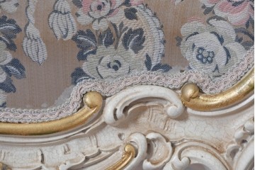 中古　イタリア高級家具　ロココ調　SILIK(シリック)　花柄の張地とゴールドカラーの彫刻装飾が華やかな1人掛けソファ　(R-091269)