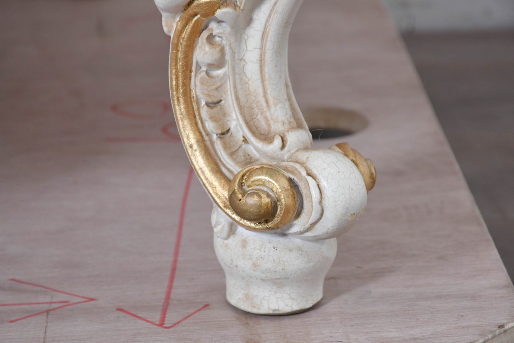 中古　イタリア高級家具　ロココ調　SILIK(シリック)　花柄の張地とゴールドカラーの彫刻装飾が華やかな1人掛けソファ　(R-091269)