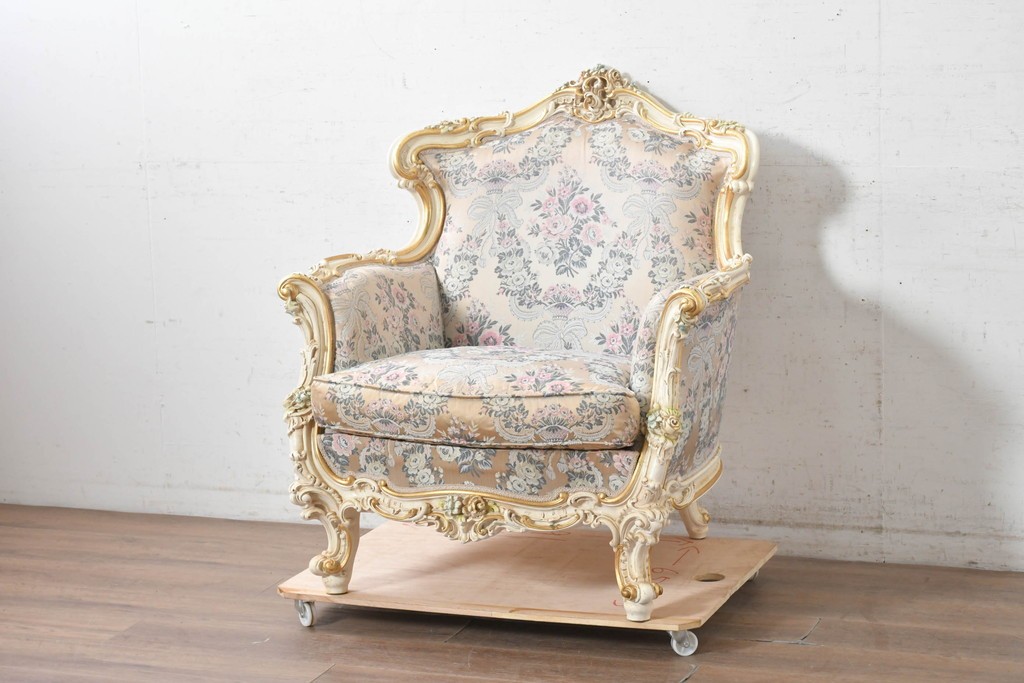 中古　イタリア高級家具　ロココ調　SILIK(シリック)　花柄の張地とゴールドカラーの彫刻装飾が華やかな1人掛けソファ　(R-091270)