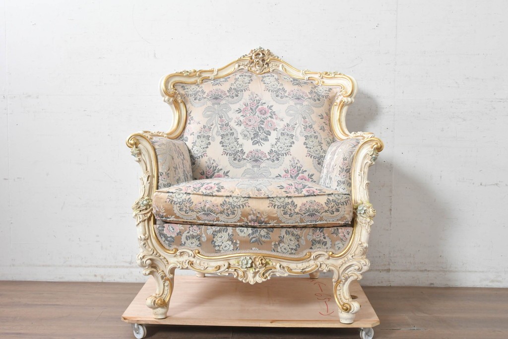 中古　イタリア高級家具　ロココ調　SILIK(シリック)　花柄の張地とゴールドカラーの彫刻装飾が華やかな1人掛けソファ　(R-091270)