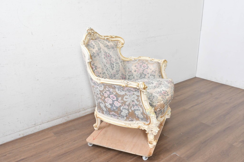 中古　イタリア高級家具　ロココ調　SILIK(シリック)　花柄の張地とゴールドカラーの彫刻装飾が華やかな1人掛けソファ　(R-091270)