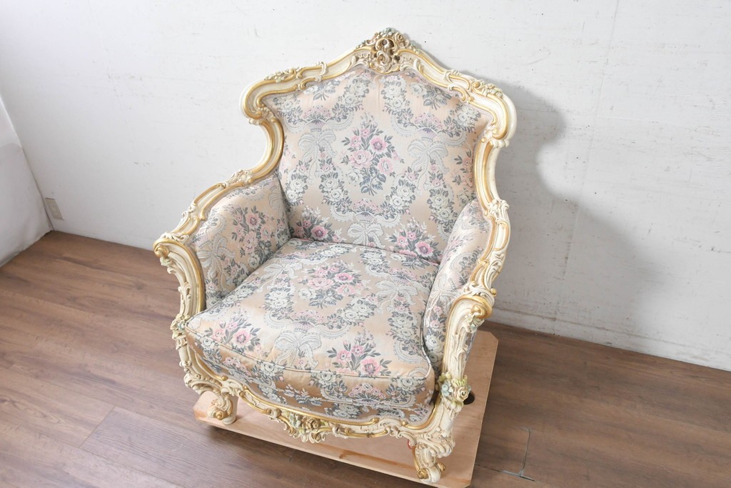 中古　イタリア高級家具　ロココ調　SILIK(シリック)　花柄の張地とゴールドカラーの彫刻装飾が華やかな1人掛けソファ　(R-091270)