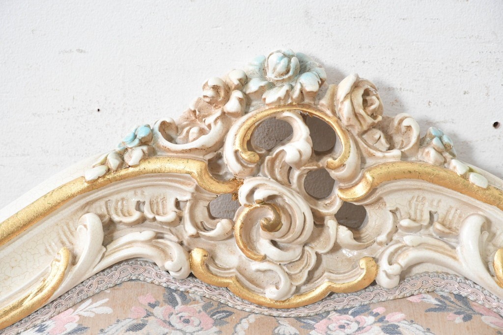 中古　イタリア高級家具　ロココ調　SILIK(シリック)　花柄の張地とゴールドカラーの彫刻装飾が華やかな1人掛けソファ　(R-091270)