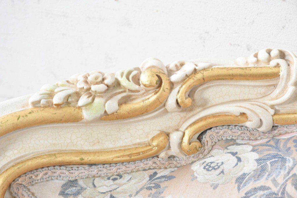 中古　イタリア高級家具　ロココ調　SILIK(シリック)　花柄の張地とゴールドカラーの彫刻装飾が華やかな1人掛けソファ　(R-091270)