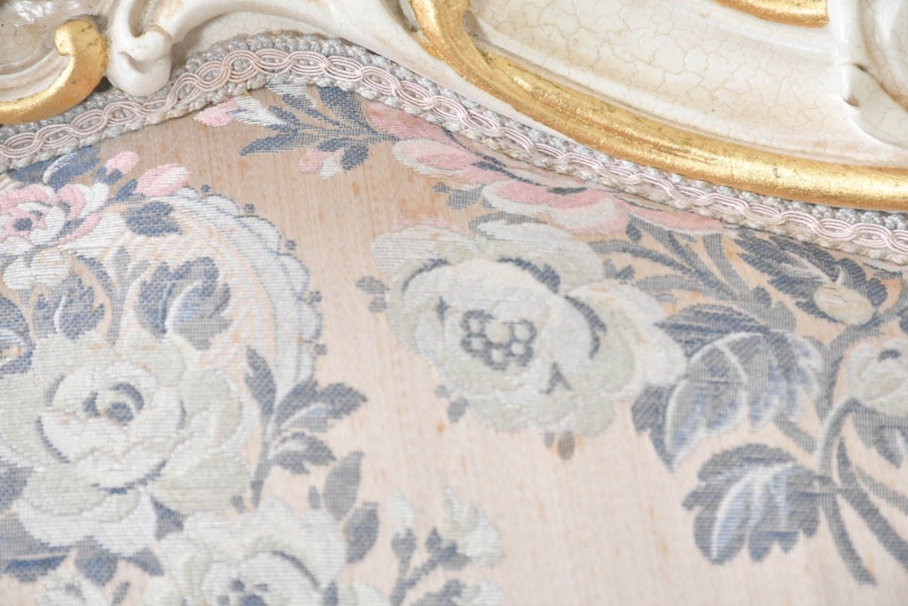 中古　イタリア高級家具　ロココ調　SILIK(シリック)　花柄の張地とゴールドカラーの彫刻装飾が華やかな1人掛けソファ　(R-091270)
