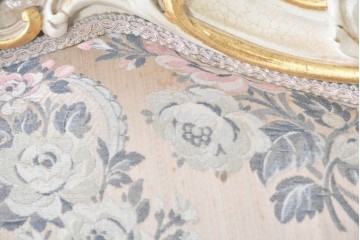 中古　イタリア高級家具　ロココ調　SILIK(シリック)　花柄の張地とゴールドカラーの彫刻装飾が華やかな1人掛けソファ　(R-091270)
