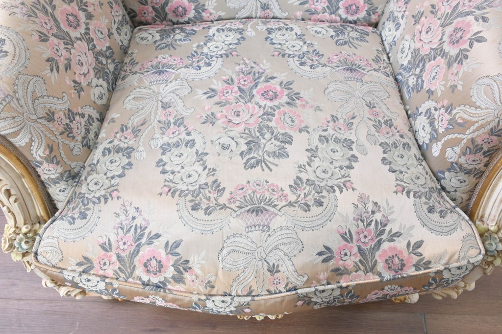 中古　イタリア高級家具　ロココ調　SILIK(シリック)　花柄の張地とゴールドカラーの彫刻装飾が華やかな1人掛けソファ　(R-091270)