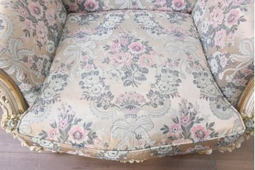 中古　イタリア高級家具　ロココ調　SILIK(シリック)　花柄の張地とゴールドカラーの彫刻装飾が華やかな1人掛けソファ　(R-091270)